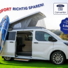 Ein Thumbnail zum Anteasern eines Aktions-Programms bei Ford. Zu sehen ist der Smarttourer Camper Van auf Basis des Ford Tourneo Custom Camper mit Aufstelldach. Eine Aufschrift "Ab sofort richtig sparen" schlängelt sich um den Wagen.