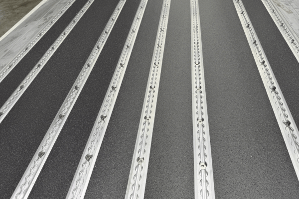 Smartfloor Design TFM Storm. Gray floor with rough surface and silver Smartfloor rails.