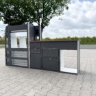 Das Smartkit Leichtbaumöbelset für den Selbstausbau des eigenen Camper Vans. Graue Fronten mit Schubladen und Schränken. Eine Arbeitsplatte in Holzoptik. Außerdem gibt es Aussparungen für den Kühlschrank und das Spülbecken.