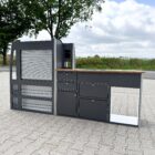 Das Smartkit Leichtbaumöbelset für den Selbstausbau des eigenen Camper Vans. Graue Fronten mit Schubladen und Schränken. Eine Arbeitsplatte in Holzoptik. Außerdem gibt es Aussparungen für den Kühlschrank und das Spülbecken.