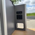 Das Smartkit Leichtbaumöbelset für den Selbstausbau des eigenen Camper Vans. Graue Fronten mit Schubladen und Schränken. Eine Arbeitsplatte in Holzoptik. Es gibt bereits verbaute Elektroanschlüsse.