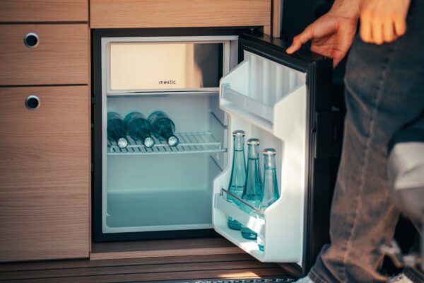 42-Liter-Kühlschrank inklusive Gefrierfach. Vollintegriert in das Küchenmodul vom Smarttourer Camper Van.